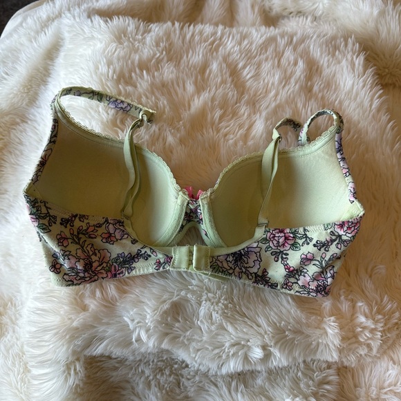 Victoria’s Secret Bra - Picture 2 of 3